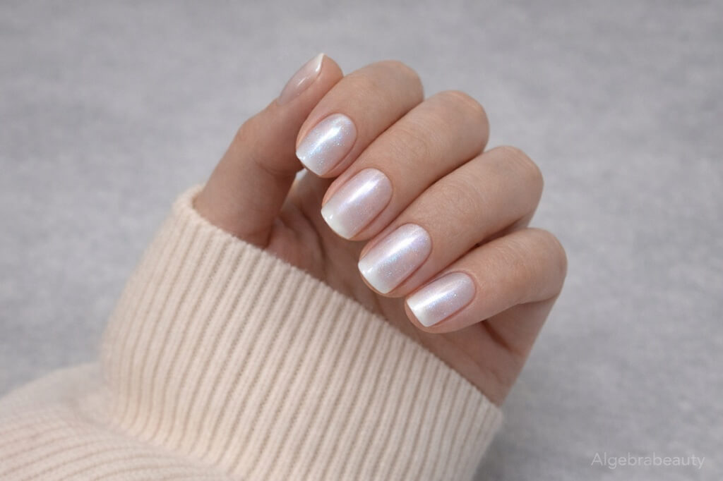 Короткий квадратный маникюр с эффектом глазури на молочной базе и мягким жемчужным сиянием