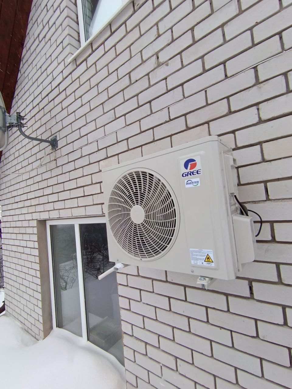 установка кондиционер Gree GWH18AGD-K6DNA4D фриз холод.jpg