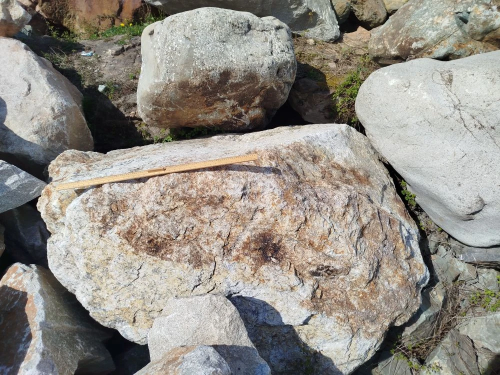 2 Валун гигант Казбек диабаз Высота 1,5м, Ширина 1,8м, Длина 2,4м