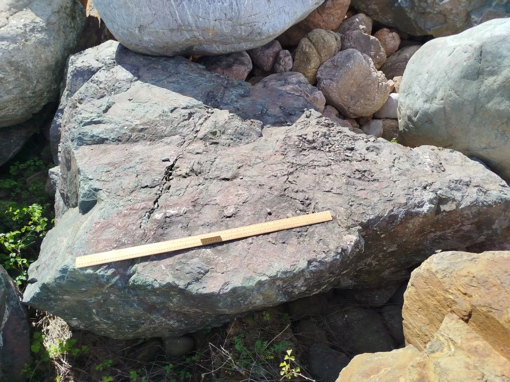 3 Валун гигант Казбек диабаз Высота 0,75м, Ширина 1,9м, Длина 2,3м