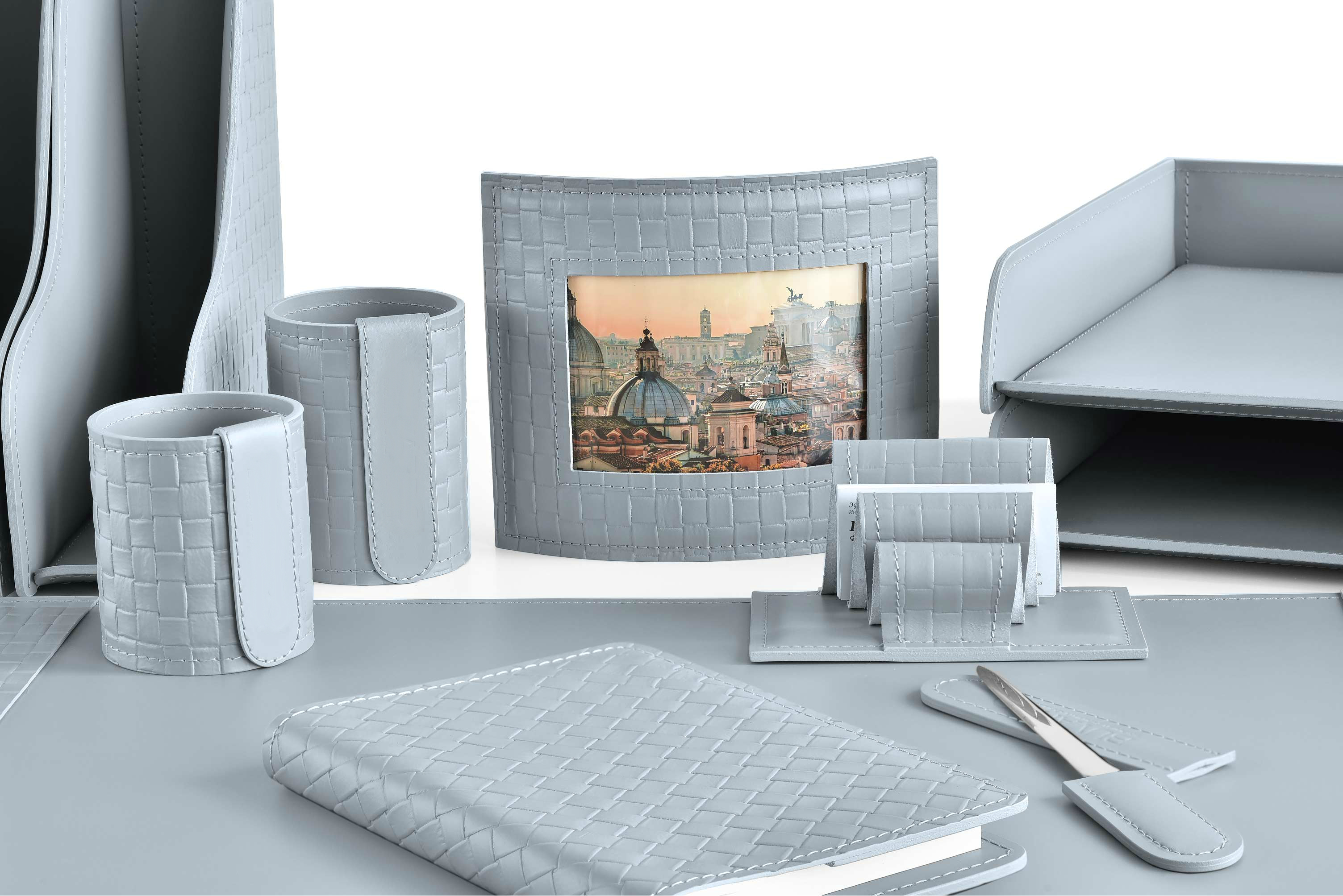 серый настольный набор из кожи для руководителя