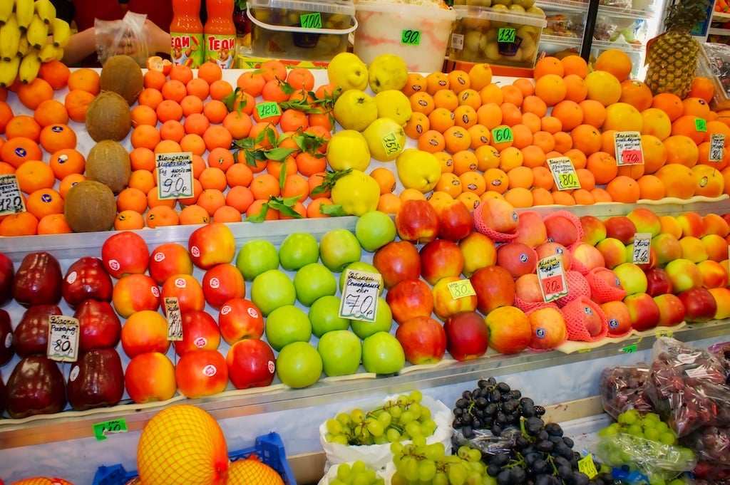 Продажа фруктов на рынке 