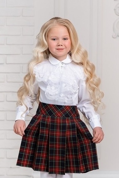 Дресс-код многих учебных заведений настаивает на том, чтобы школьницы отдавали предпочтение именно юбкам, а не брюкам. Требования к цвету и фасону могут варьироваться в зависимости от стандартов учебного заведения, однако в любом случае это будут сдержанные и теплые тона: черный, синий, серый. Школьные юбки часто украшают клетчатыми узорами, различной вышивкой и кружевом в тон ткани. Модели школьных юбок могут иметь как прямой, так и расклешенный крой, состоять из ряда ярусов различной длинны или двух слоев ткани.