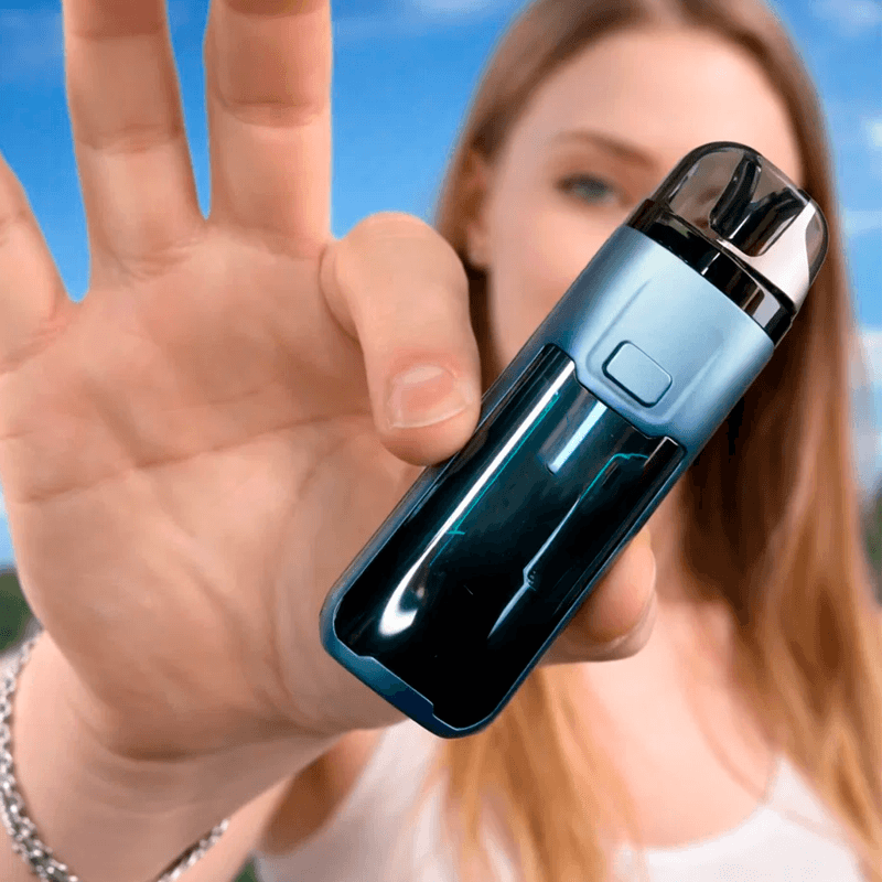 Девушка держит Люкс ХР Макс