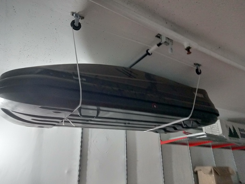 Крепление для хранения к потолку в гараже