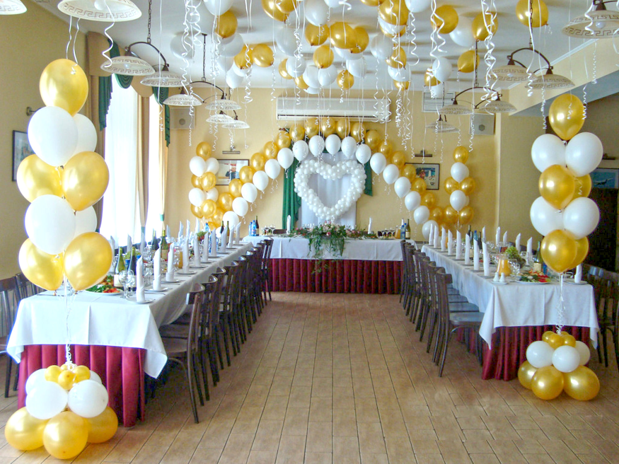 Украшение зала на свадьбу шарами (74 фото)
