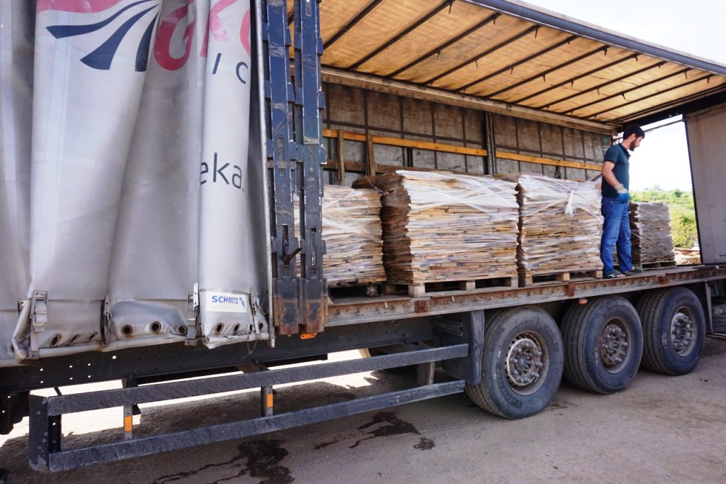 Манипулятор аккуратно погружает 1,8 тонны великолепного камня Хаки