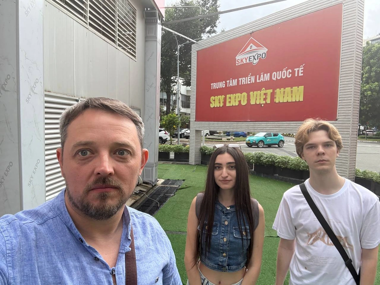 Команда на выставке VietBuild