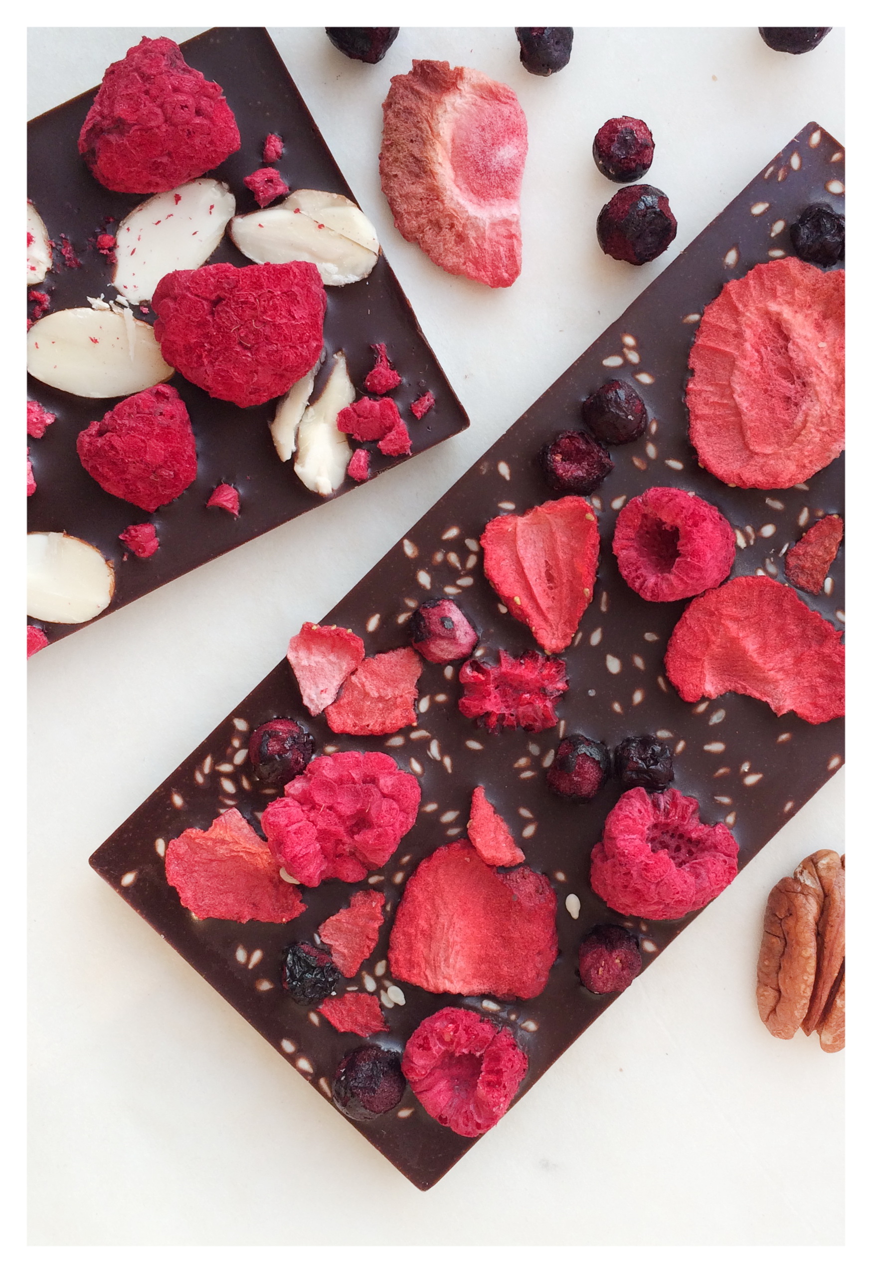 Шоколад с сублимированными ягодами малины клубники и черники