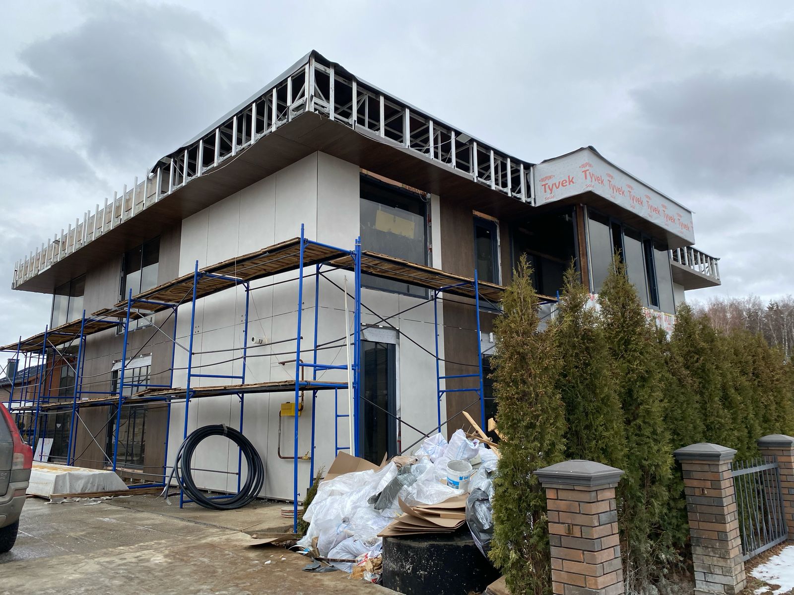 Коттедж с комбинированным фасадом из HPL-панелей и других материалов