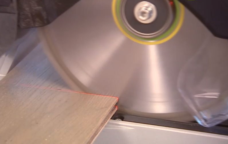  С помощью  Торцовочной пилы  Festool KAPEX KS 120 (Фестул Капекс КС 120) строители  для чистовой отделки пола и стен подгоняли дубовые доски