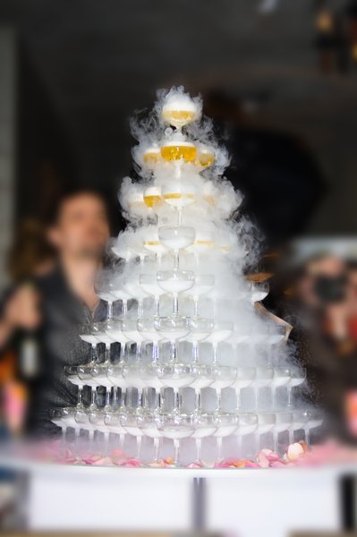 Заказать пирамиду из шампанского на мероприятие в Москве и Подмосковье
