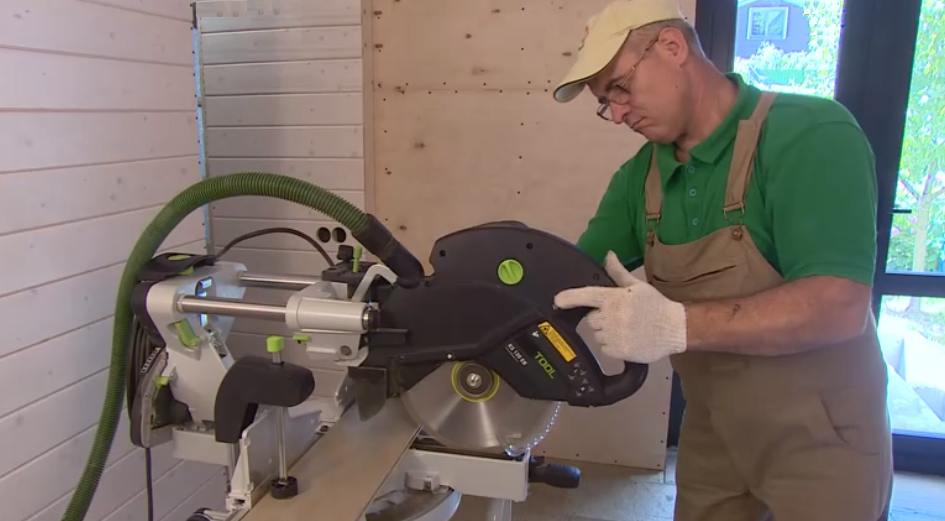  С помощью  Торцовочной пилы  Festool KAPEX KS 120 (Фестул Капекс КС 120) строители  для чистовой отделки пола и стен подгоняли дубовые доски