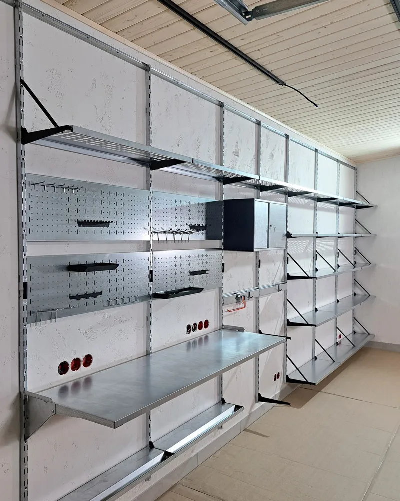 Компактный рабочий уголок в гараже