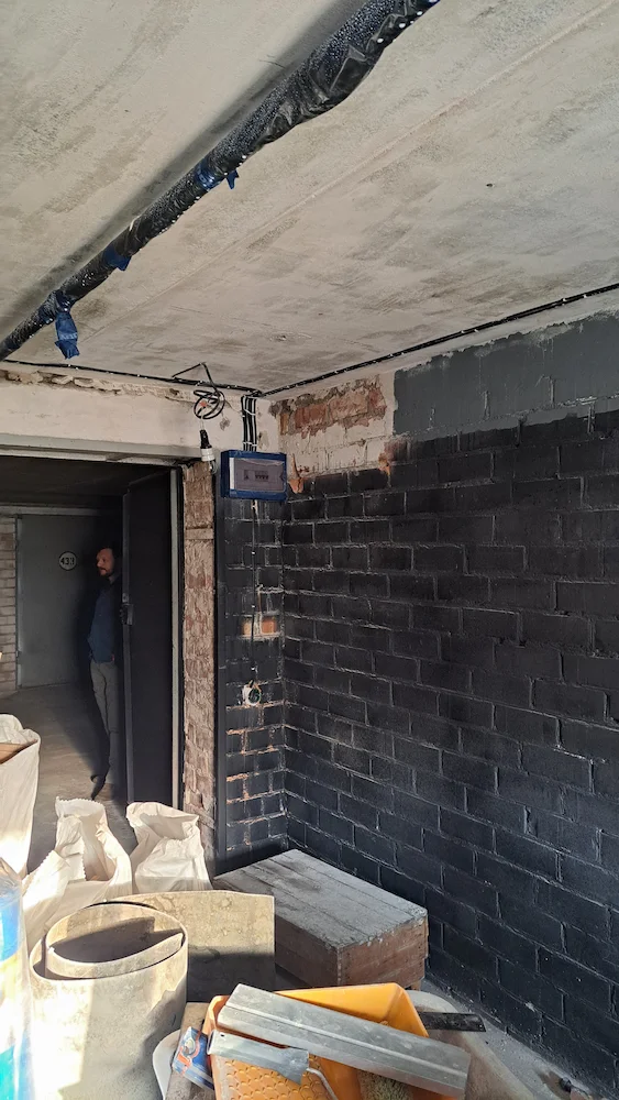 Стена с черным кирпичом в гараже