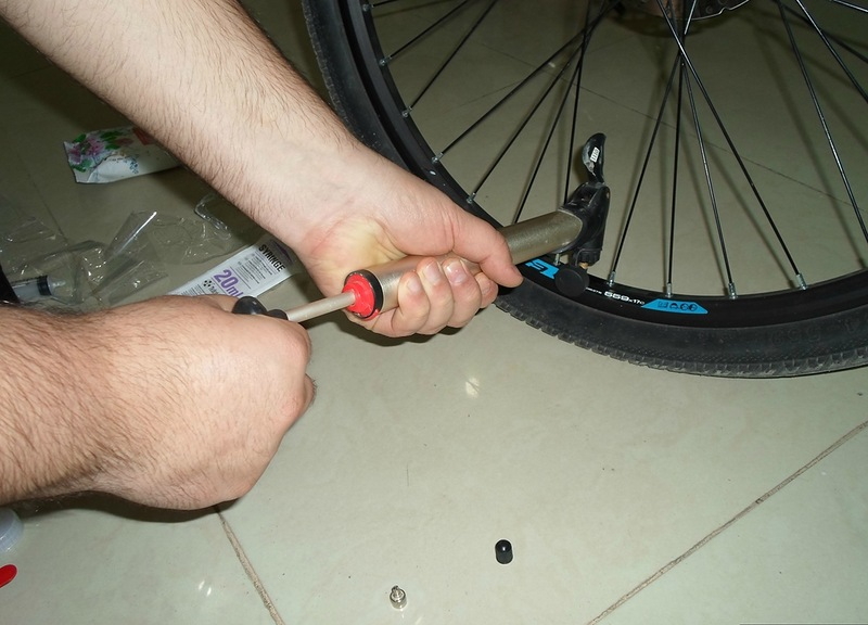 Как накачать колесо велосипеда без насоса