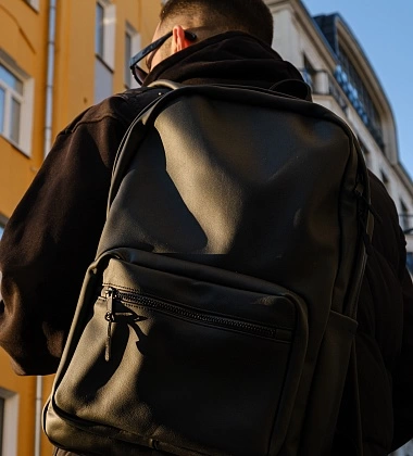 рюкзак из натуральной кожи черного цвета