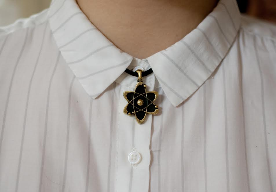 Атом украшение