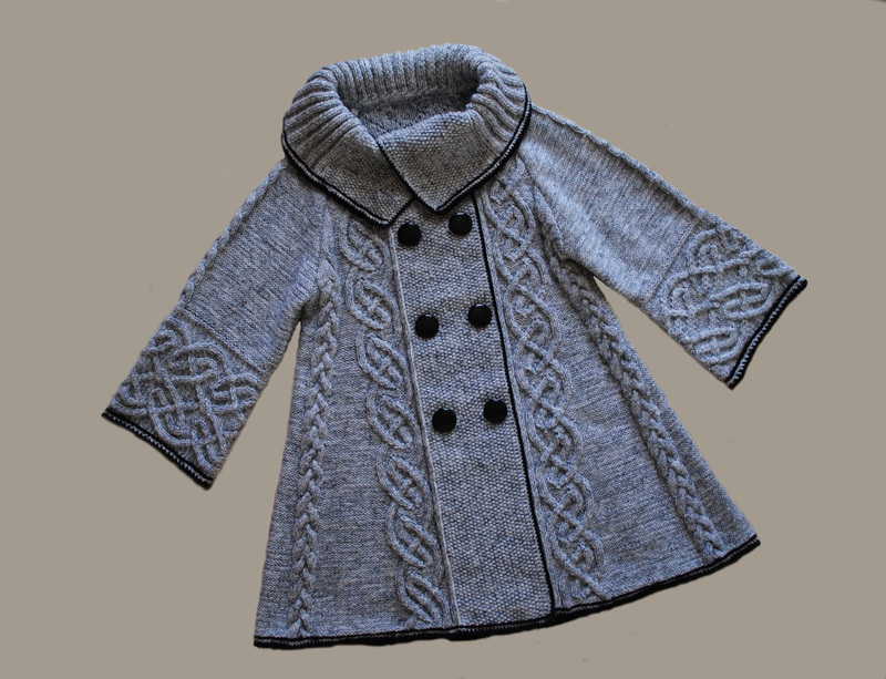 Вяжем пальто для девочки спицами со схемами и описанием