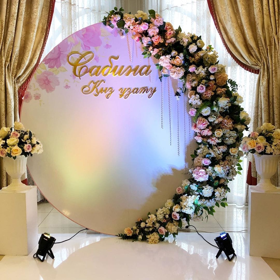 Пресс стена на свадьбу Алматы.jpg