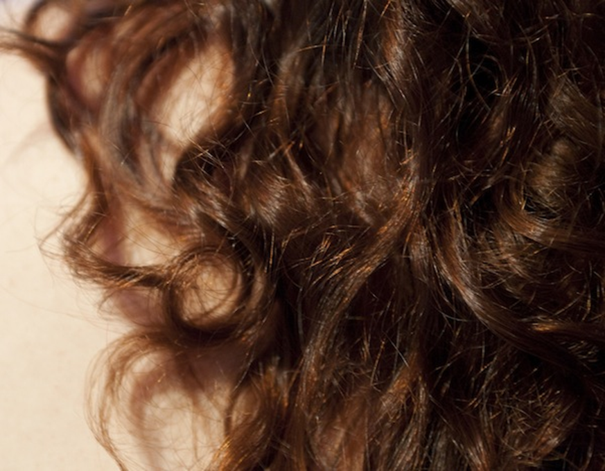 «Относилась к волосам как к чему-то неизбежному»: Женщины о кудрявом методе — Wonderzine