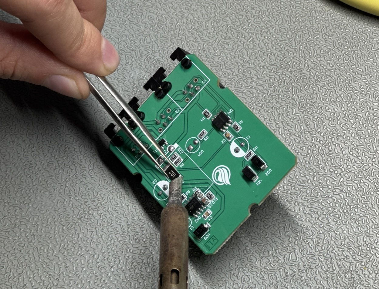 Ручная пайка DIP-компонентов под паяльником