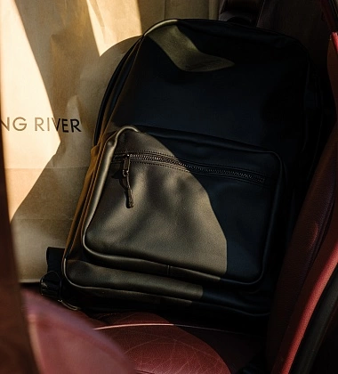 классический кожаный рюкзак черного цвета