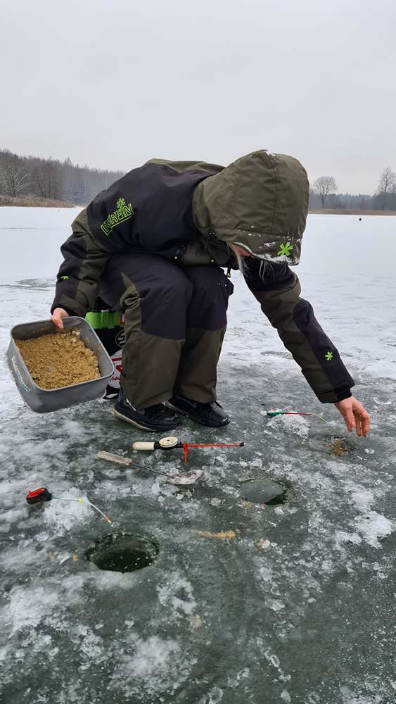 Ловим по отмелям с мормышкой, пока лед не окрепнет. Зимняя рыбалка в начале зимы.