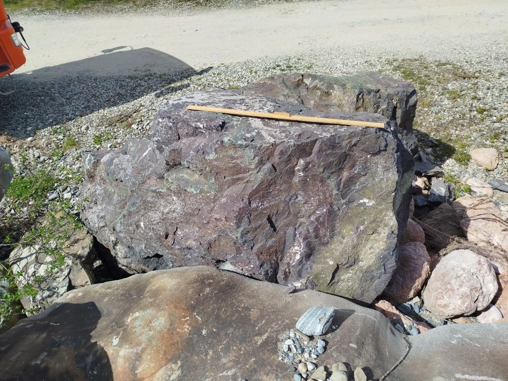 5 Валун гигант Казбек диабаз Высота 1,0м, Ширина 1,6м, Длина 2,7м