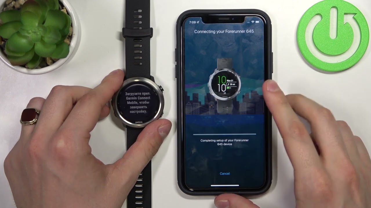 человек держит смартфон с открытым приложением garmin connect на фоне спортивной сумки человек держит смартфон с открытым приложением garmin connect на фоне спортивной сумки