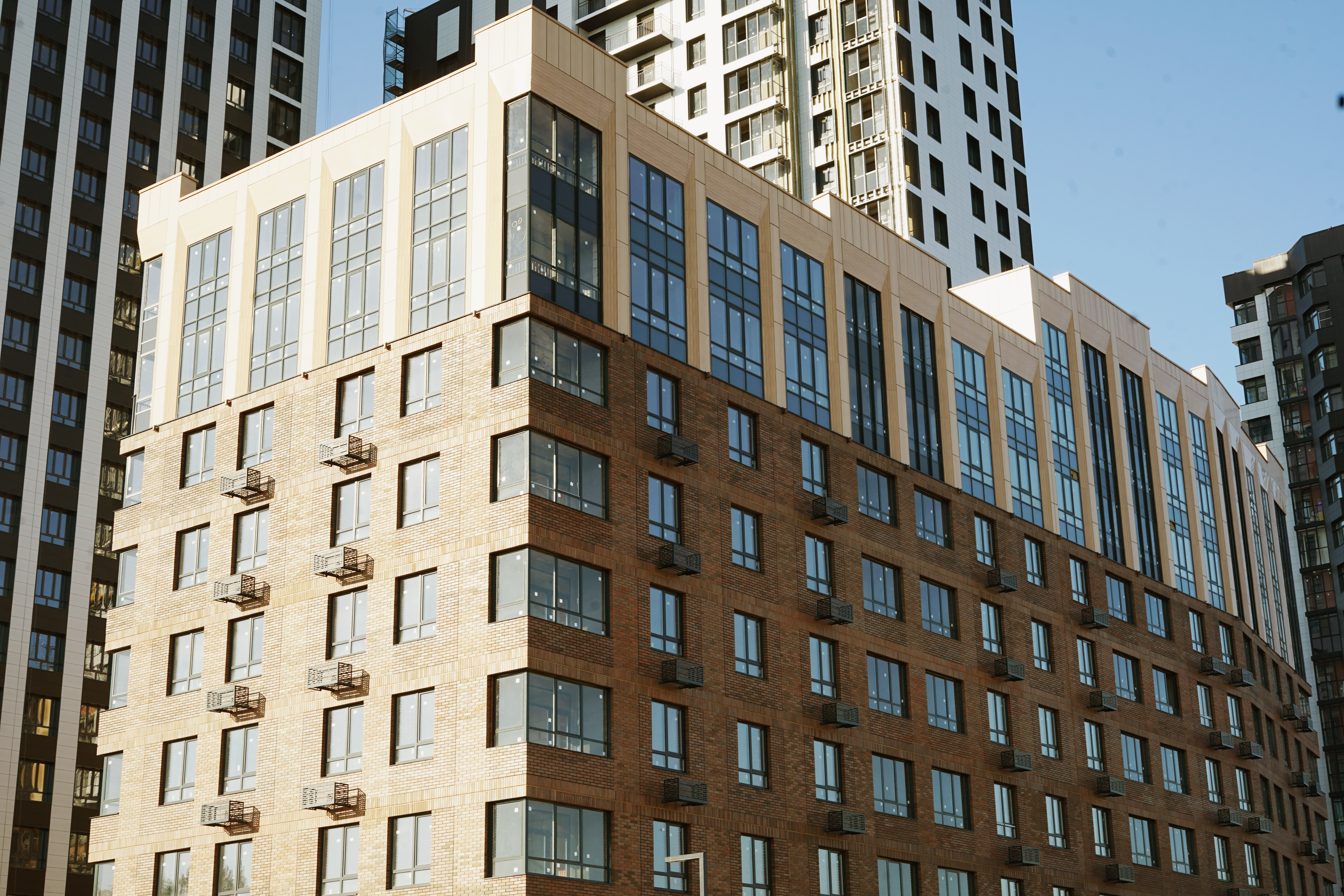 Реальный объект с вентилируемым фасадом из композитных панелей