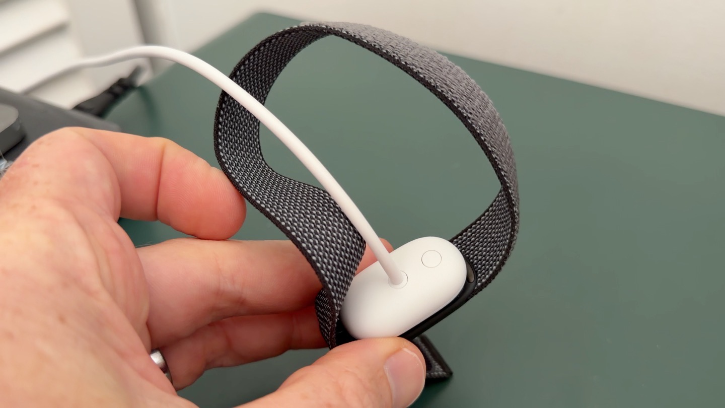 Обзор Fitbit Air: Google наконец исправила главную проблему смарт-часов