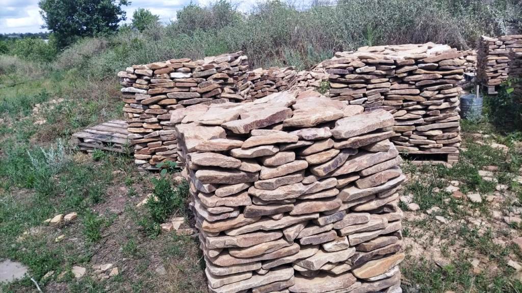 Благодаря этим качествам он имеет больший срок службы и износостойкости при использовании для мощения.
