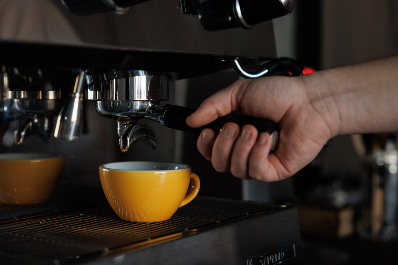 Профессиональная кофемашина Gemilai в работе