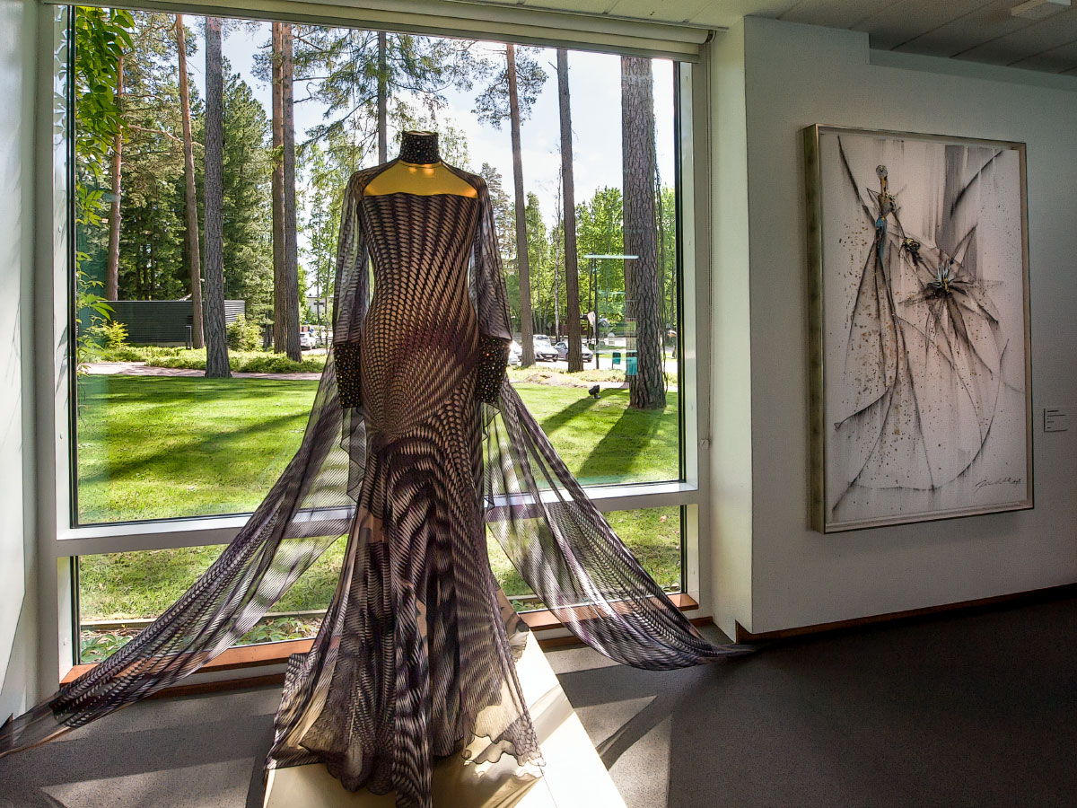 Вечернее платье на выставке Юкка Ринтала в Хельсинки