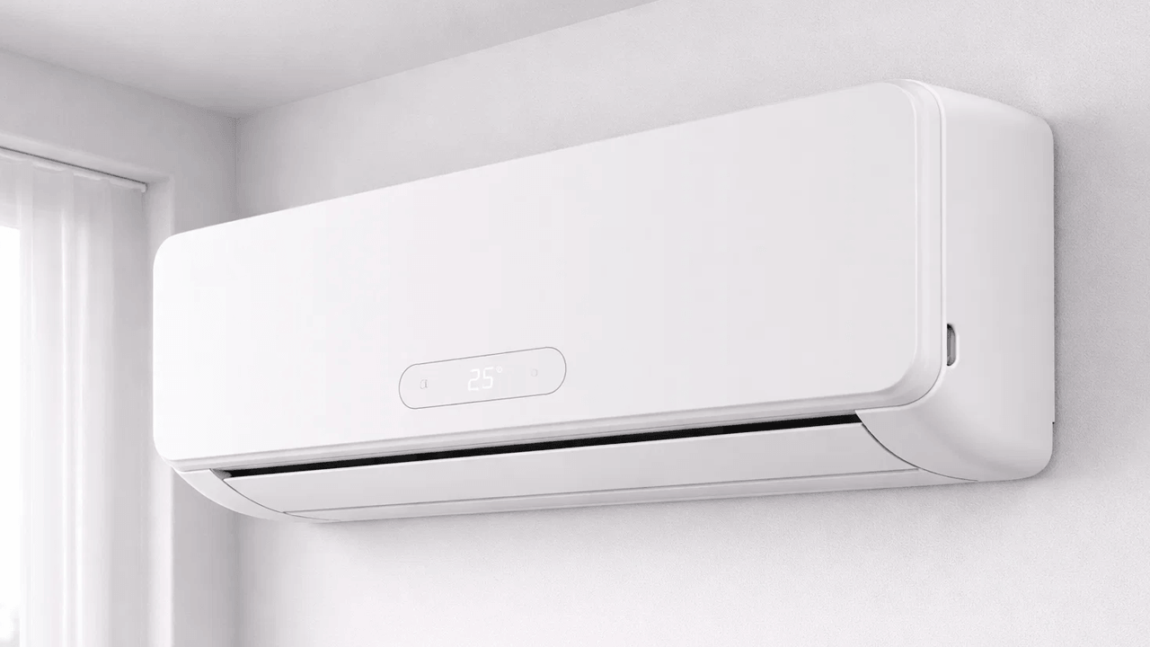 Кондиционер Ultima Comfort висит на стене
