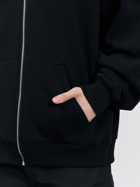 Чёрный трикотажный бомбер с металлической молнией, представленный на модели. Практичное решение для корпоративной формы, брендирования и командного мерча.
