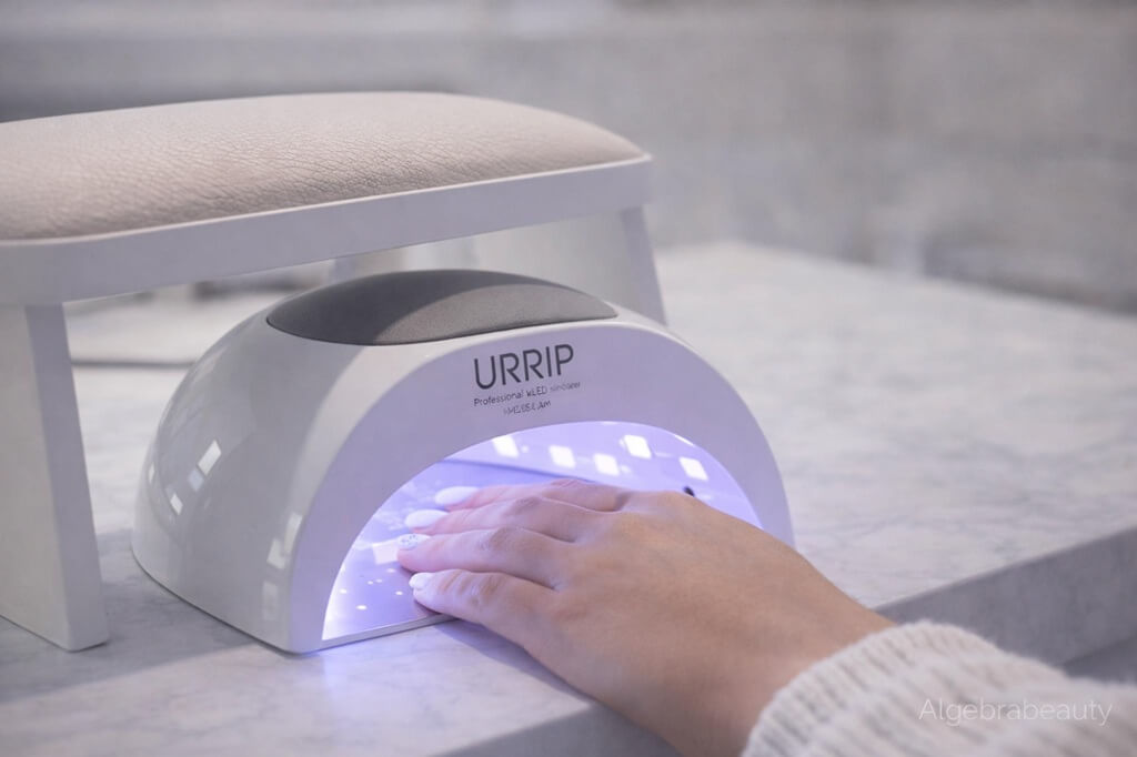 Сушка гель-лака в UV/LED-лампе во время маникюра