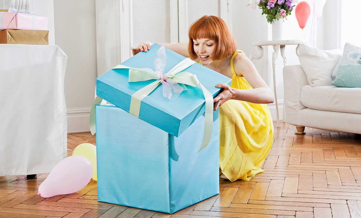 Как оригинально вручить подарок на день рождения