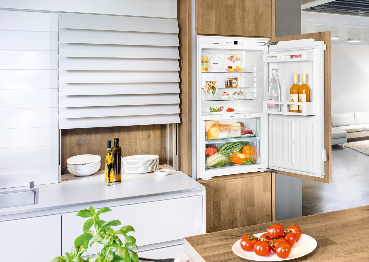 невысокий холодильник в интерьере маленькой кухни