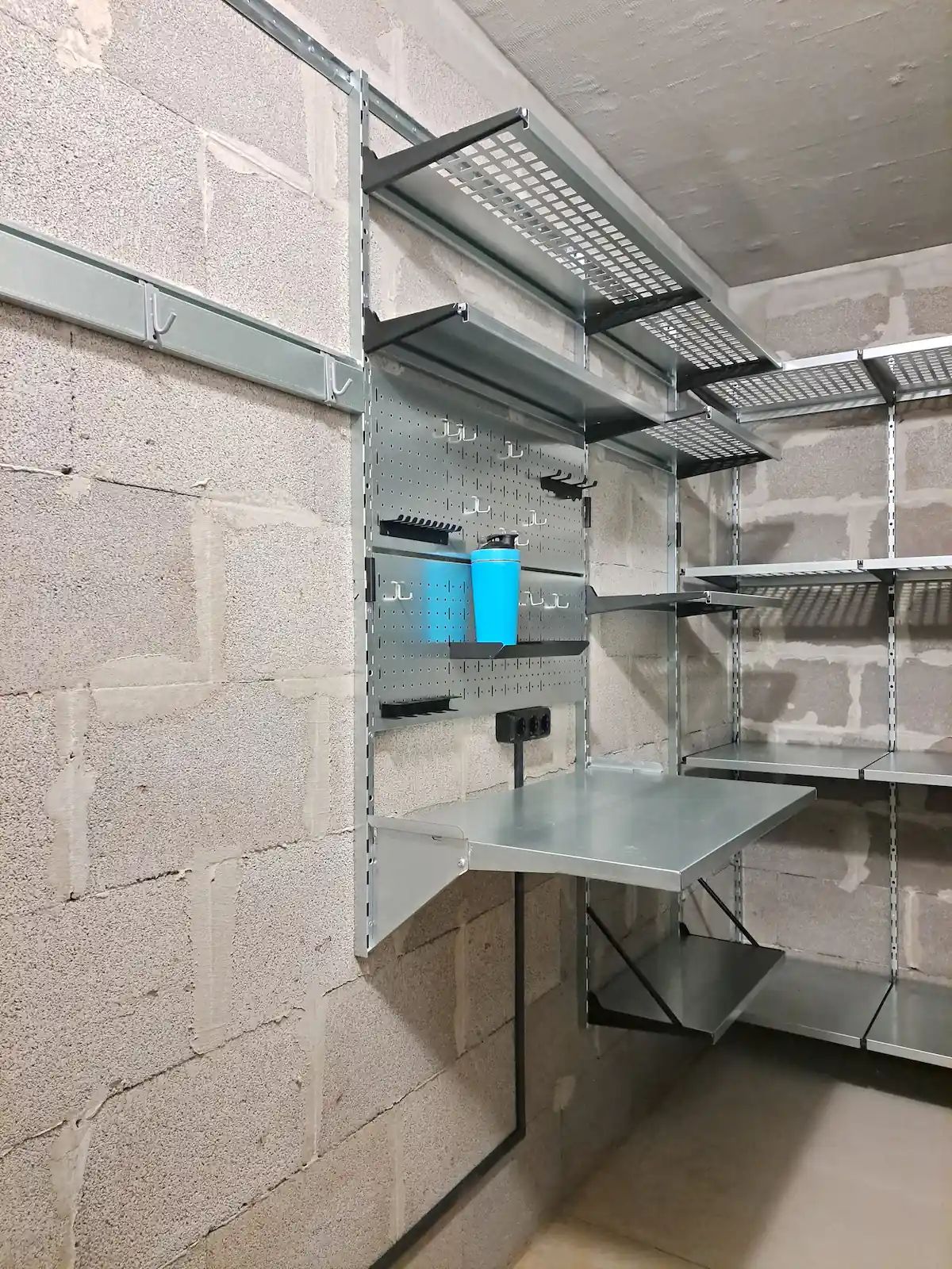 Угловой стеллаж системы Garage Storage в цоколе жилого дома в Минске