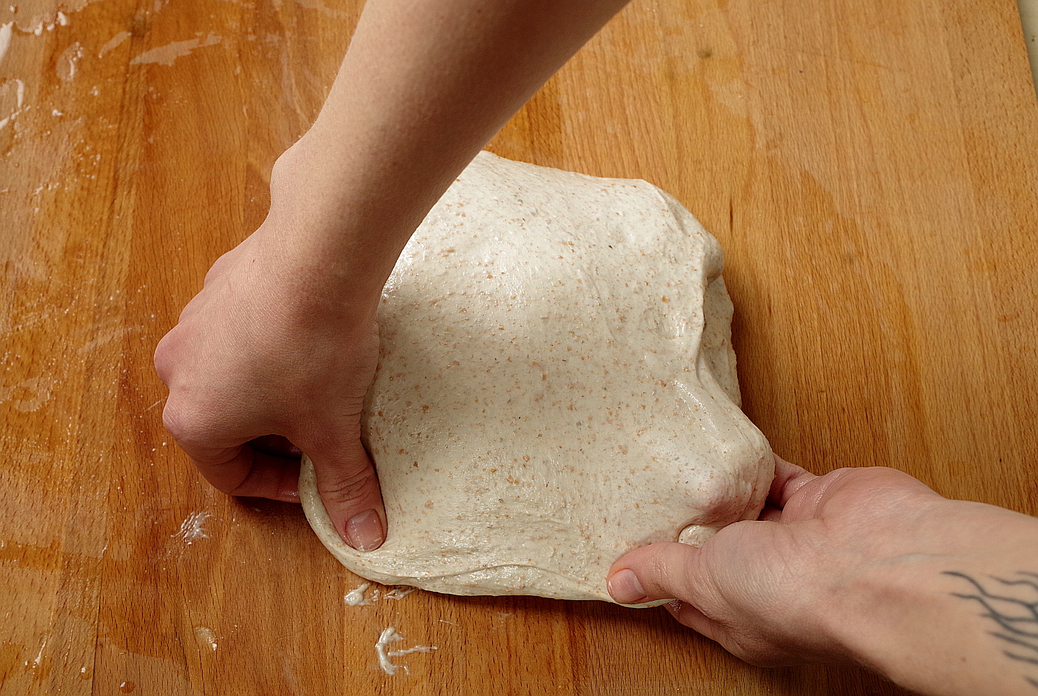 Тесто на мокрых дрожжах. Обминка теста. Обминка дрожжевого теста. Растягивание теста для хлеба. Выбродившее тесто.