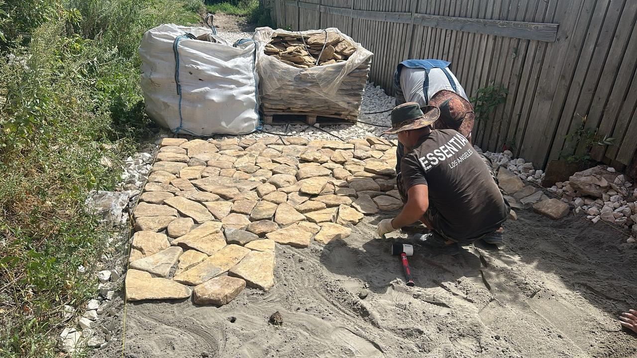 ЖЕЛТЫЙ плоский булыжник - это красивый и экономичный плоский камень для мощения садовых дорожек