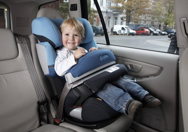 Детское кресло в автомобиль