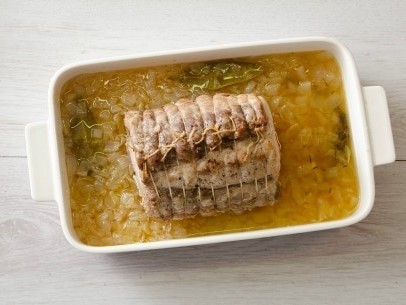 Свинина, запеченная в духовке с луком и пивом, рецепт с фото пошагово