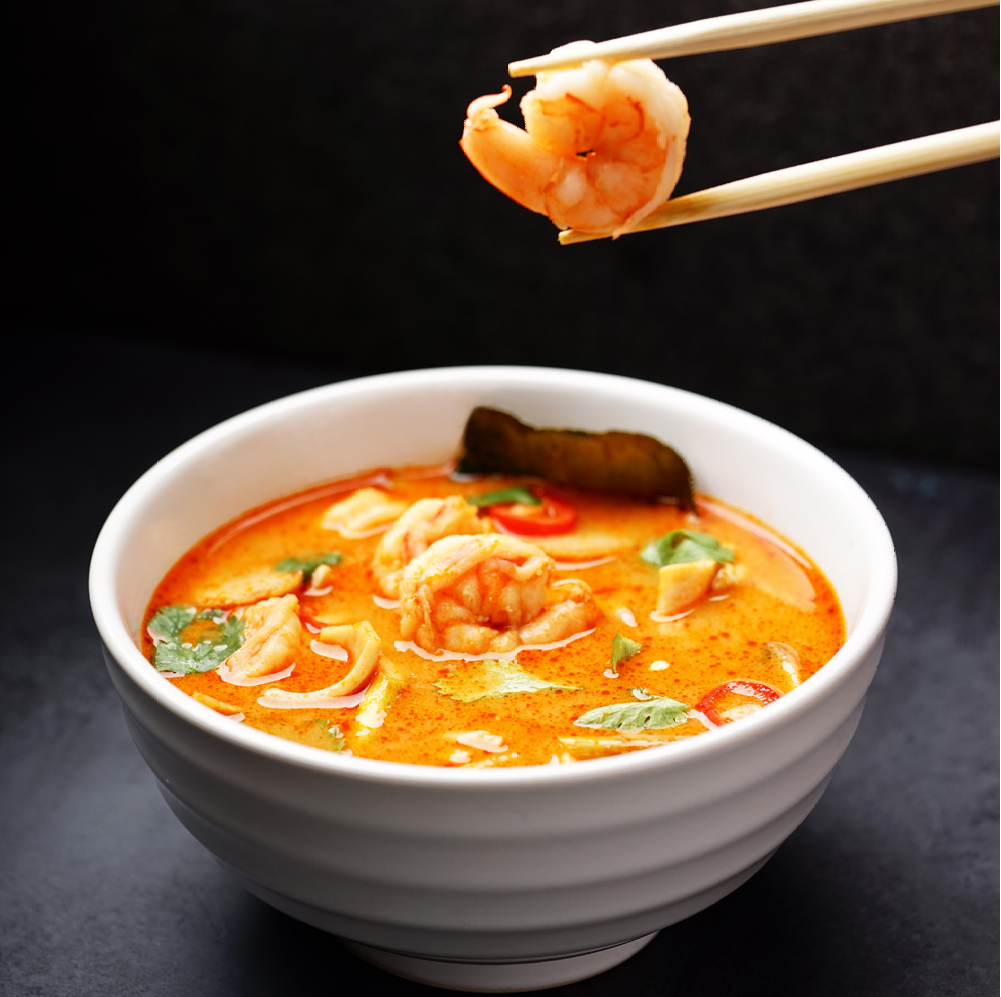 Суп том ям с рисом как есть. Том ям. Тайский суп. Суп том ям с морепродуктами. Тайский суп с морепродуктами.