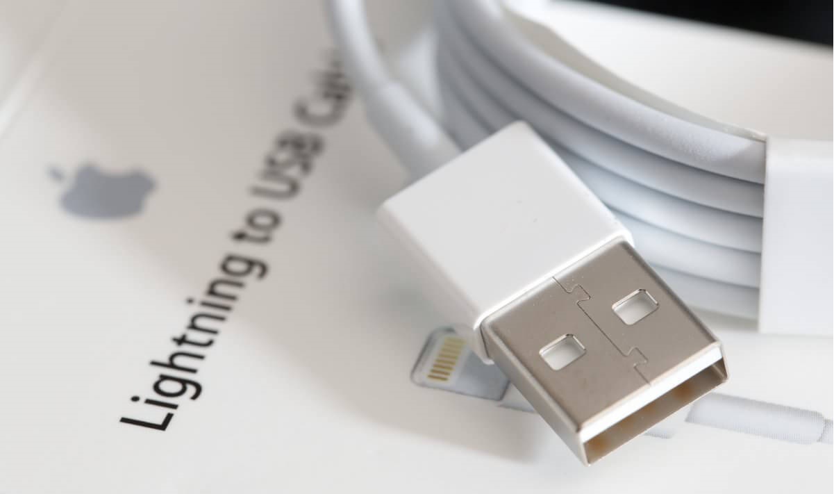 Apple Lightning to USB Cable - Оригинальный кабель для синхронизации Apple iPhone, iPad и iPod с разъёмом Lightning.