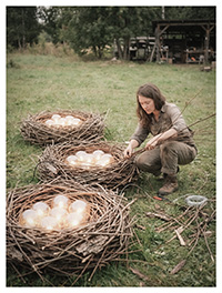 Светящееся плетеное гнездо WOODandROOT с шарами среди деревьев