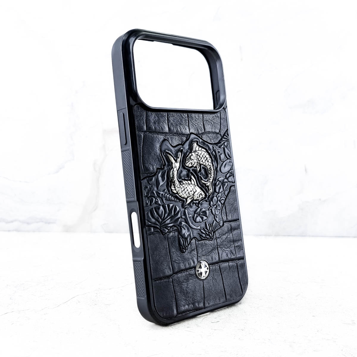 Чехол iPhone 17 Pro - Euphoria HM Koi Gin - натуральная кожа рыбы ювелирный сплав Премиальный чехол iPhone Euphoria HM Koi Gin - Священные серебристые карпы - натуральная кожа, композитный обсидиан, ювелирный сплав