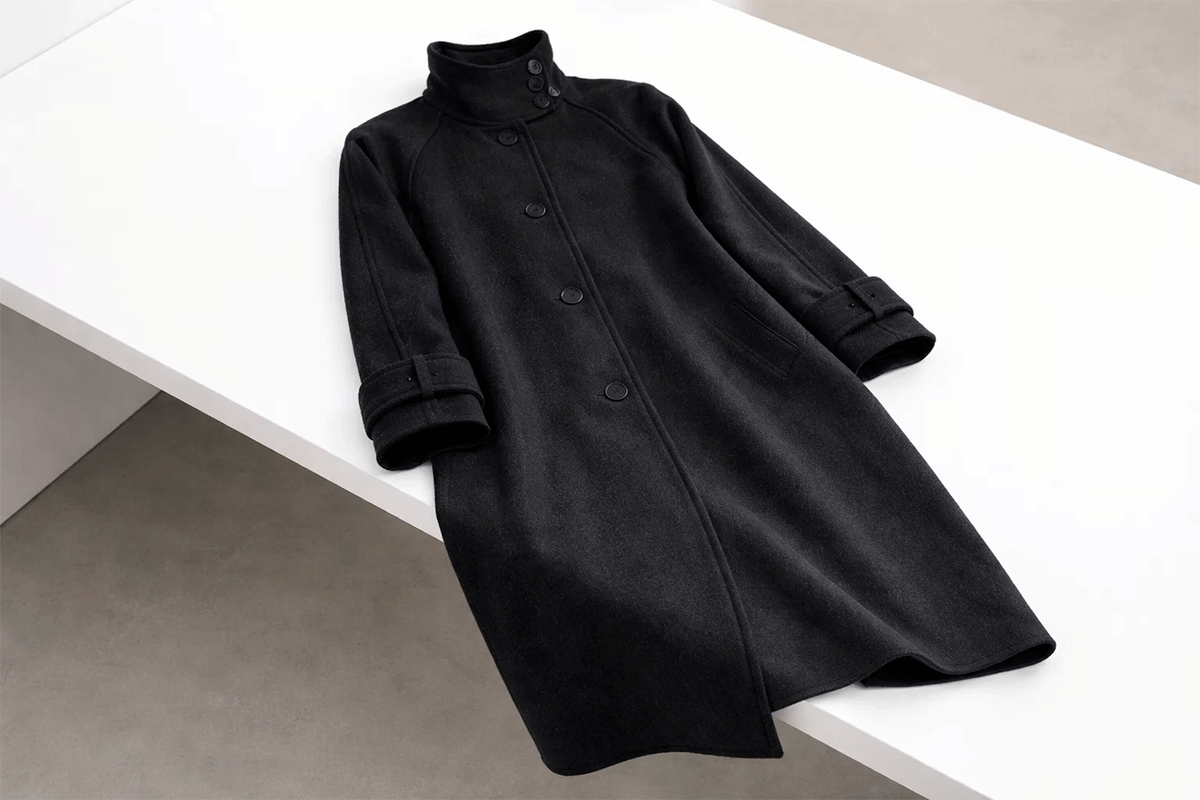 Пальто лежит на столе